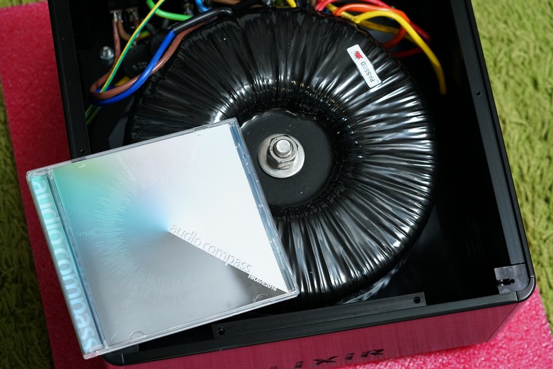 拿一張CD作比例,可以感受到它真的很巨大呵!
