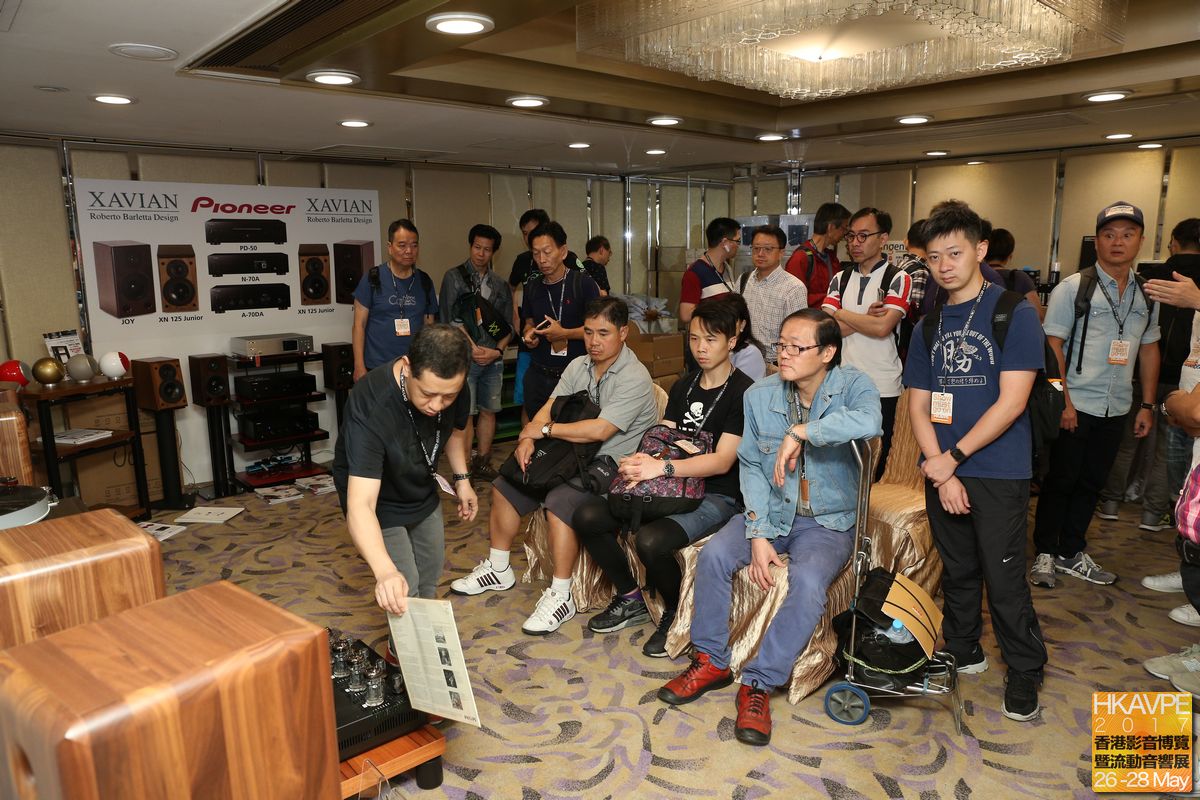 AV Hospital 院長 Alan Chan 在面積更四正的房間內為捷克 Xavian 揚聲器作示範