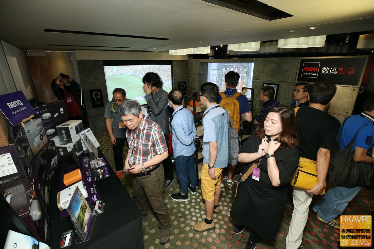 Hivihk.com為場內唯一家庭影院參展商,在一間展房內,他們決定一分為二,一邊以家居影音方式展示,包括極短投投影機